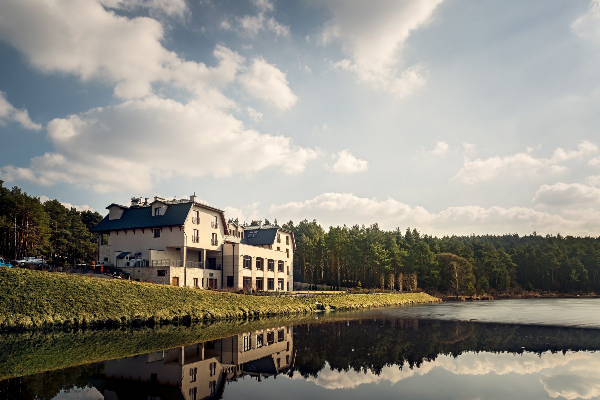 Pełen odpoczynek w otoczeniu natury połączony z nowoczesną infrastrukturą - Hotel Natura Residence**** Business & SPA.