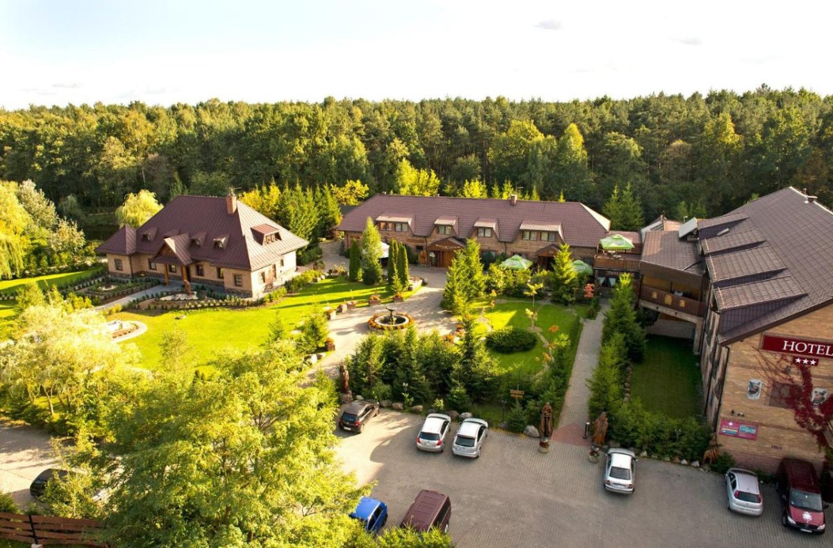 Hotel Trylogia: ośrodek konferencyjny w historycznym stylu.