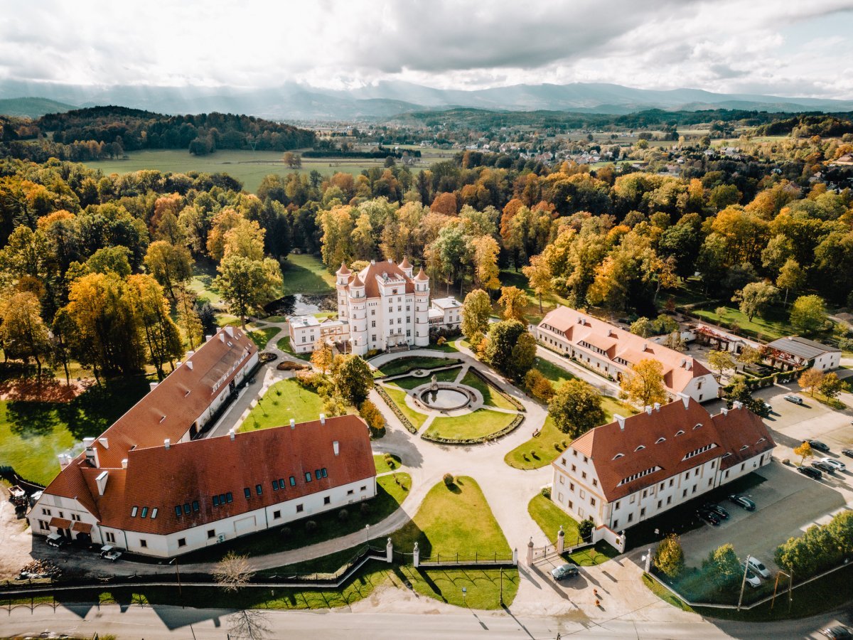 Konferencja w historycznym kompleksie pałacowym - Pałac Wojanów