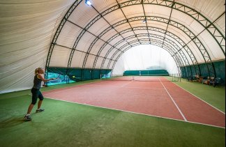 Zespół Dolina Białego hala tenisowa