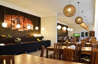 Centra konferencyjne - Centrum Konferencyjno-Szkoleniowe Fundacji Nowe Horyzonty - restaurant - zdjęcie 1 