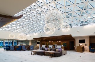 Hotele 4**** - DoubleTree by Hilton Kraków Hotel & Convention Center - obiekt - zdjęcie 1 