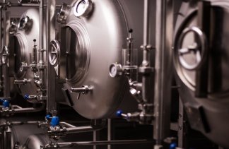 Na obrazku znajdują się zbiorniki do warzenia piwa.