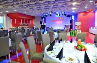 nowoczesne - Sunny Club - obiekt - zdjęcie 1 